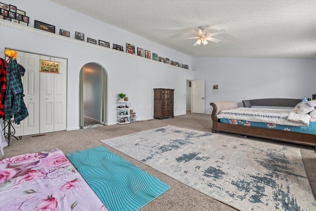 bedroom with carpet flooring, ceiling fan, a textured ceiling, and a closet