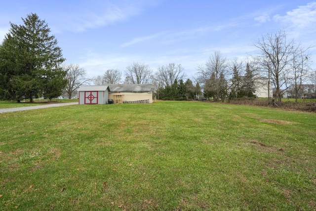 view of yard featuring an outbuilding