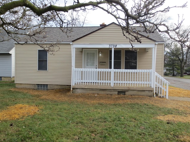 view of front facade with a front lawn and covered porch