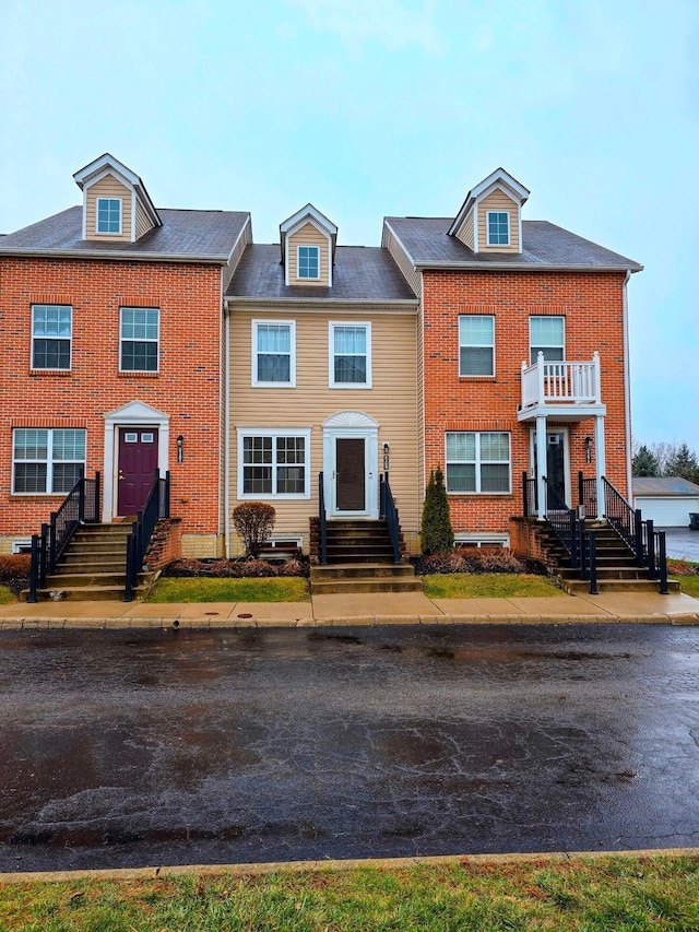 view of front of home featuring a balcony