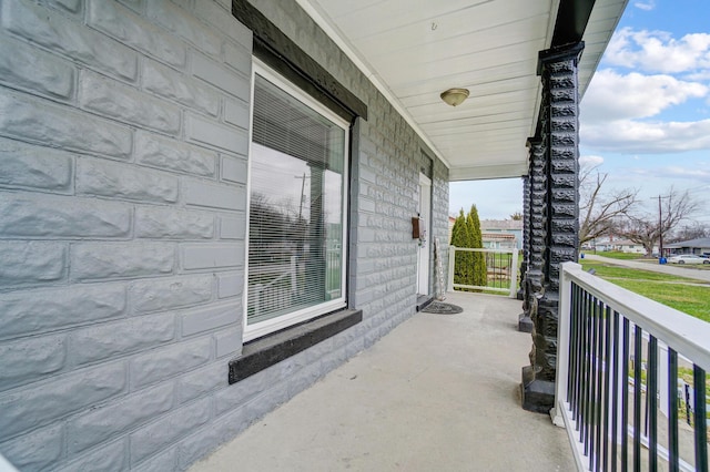 balcony featuring covered porch