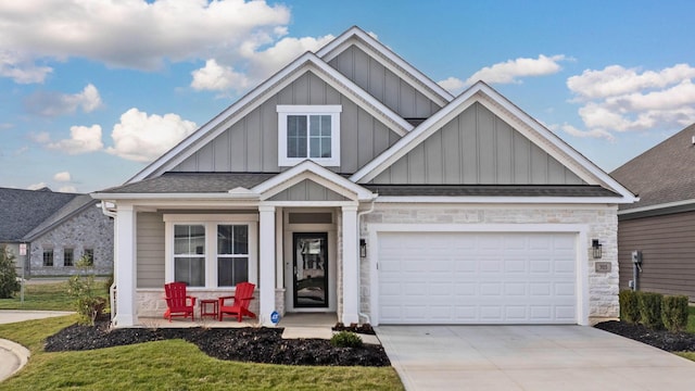 craftsman inspired home featuring a front yard