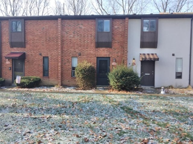 view of front of house featuring a front lawn