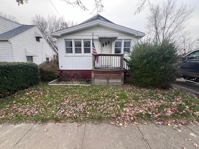 bungalow-style home with a front lawn