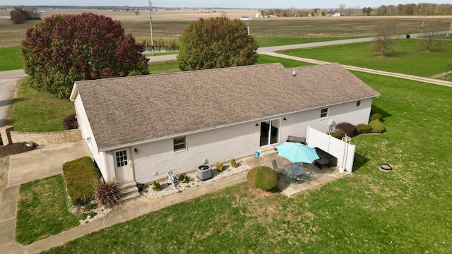 birds eye view of property featuring a rural view