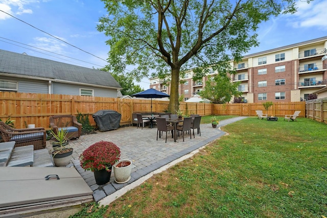 view of yard featuring a patio area