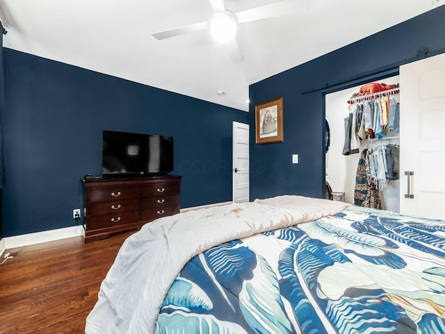 bedroom featuring ceiling fan, dark hardwood / wood-style floors, and a closet