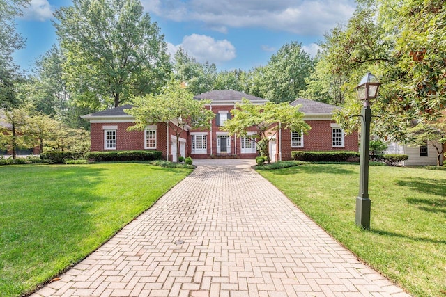 view of front of house featuring a front lawn