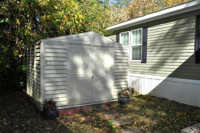 view of outbuilding