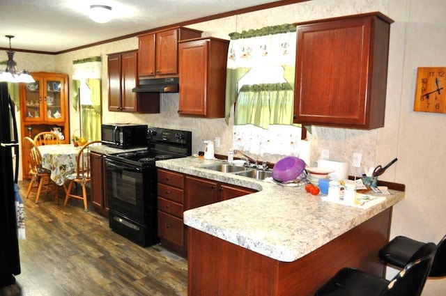 kitchen featuring sink, dark wood-type flooring, crown molding, decorative light fixtures, and black appliances