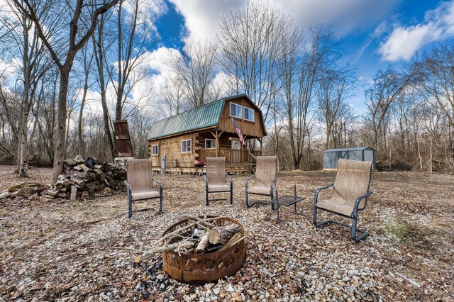 view of yard featuring a fire pit