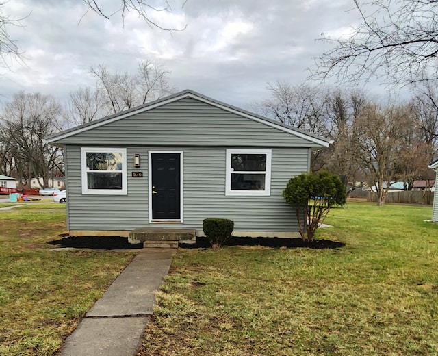 bungalow featuring a front lawn