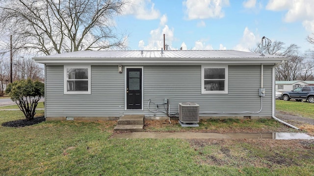 view of front facade featuring a front lawn and cooling unit