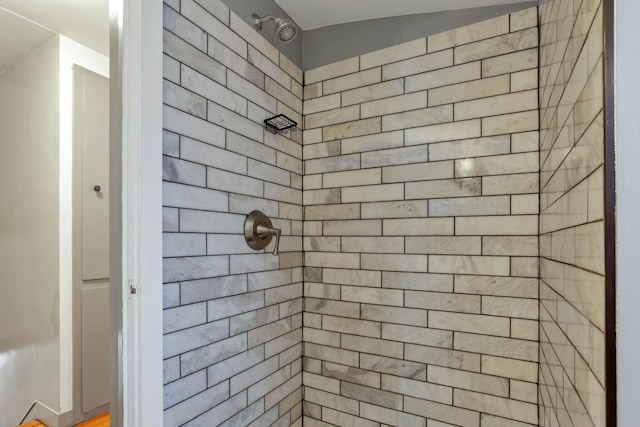 bathroom featuring tiled shower