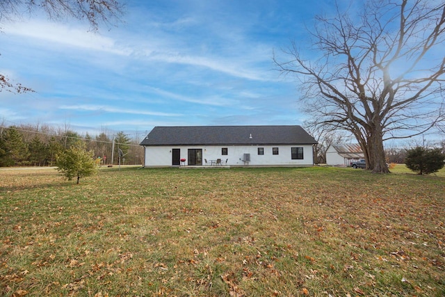 view of front of property featuring a patio area and a front yard