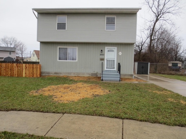 view of front facade with a front yard