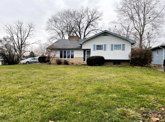 tri-level home featuring a front yard