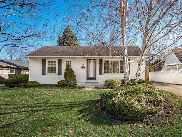 ranch-style house featuring a front lawn