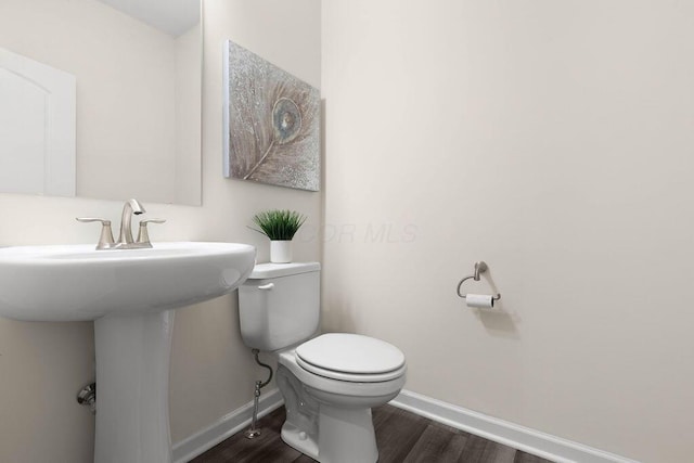 531 White Fawn Run, Delaware, OH 43015 - bathroom featuring baseboards, wood finished floors, toilet, and a sink