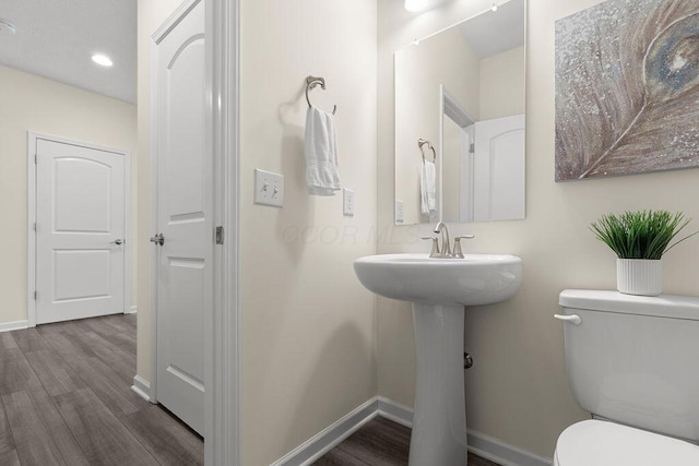 531 White Fawn Run, Delaware, OH 43015 - bathroom featuring baseboards, wood finished floors, toilet, recessed lighting, and a sink
