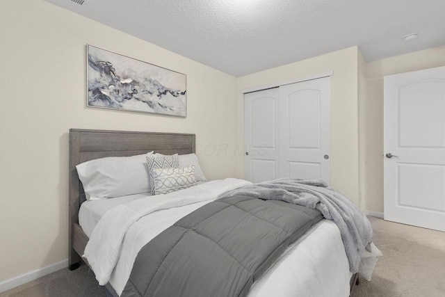 531 White Fawn Run, Delaware, OH 43015 - carpeted bedroom featuring a closet, a textured ceiling, and baseboards