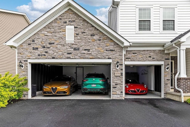 531 White Fawn Run, Delaware, OH 43015 - garage featuring asphalt driveway