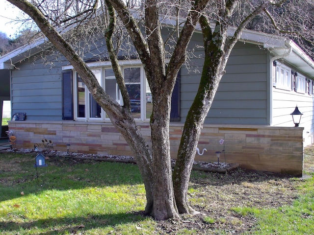 view of side of property featuring a yard