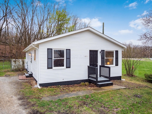 view of front of home featuring a front lawn