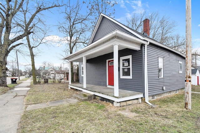 view of front facade with covered porch and a front lawn