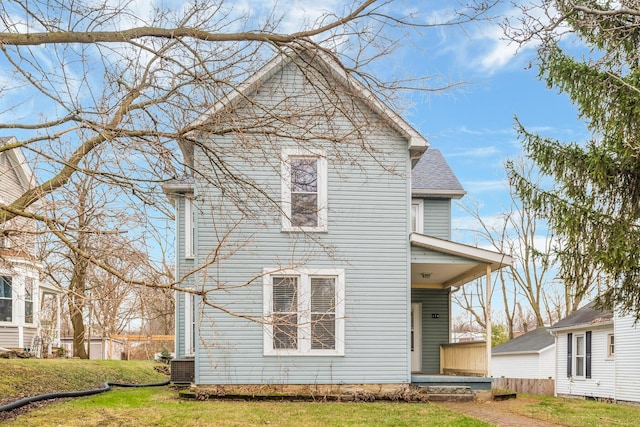 view of front facade featuring a front yard