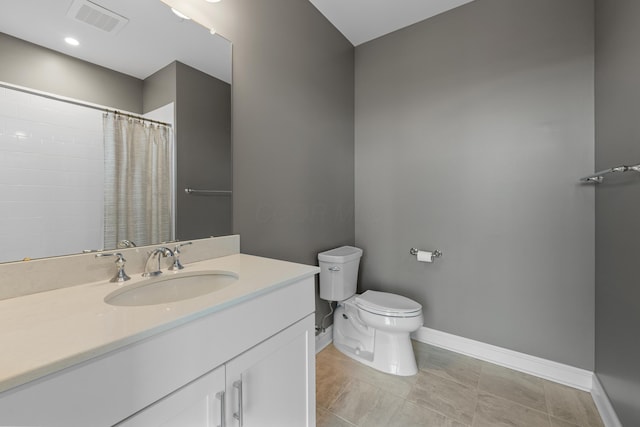 full bathroom featuring baseboards, visible vents, a shower with shower curtain, toilet, and vanity