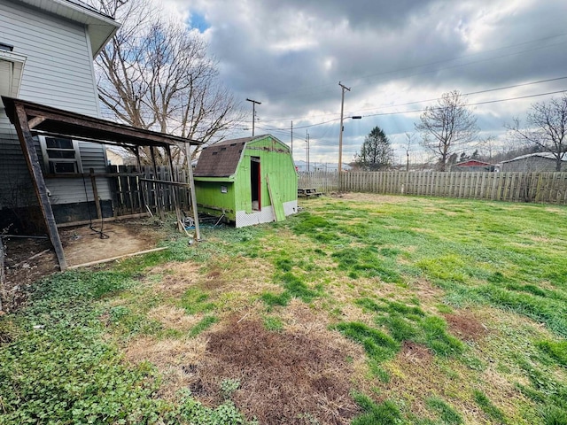 view of yard with a shed