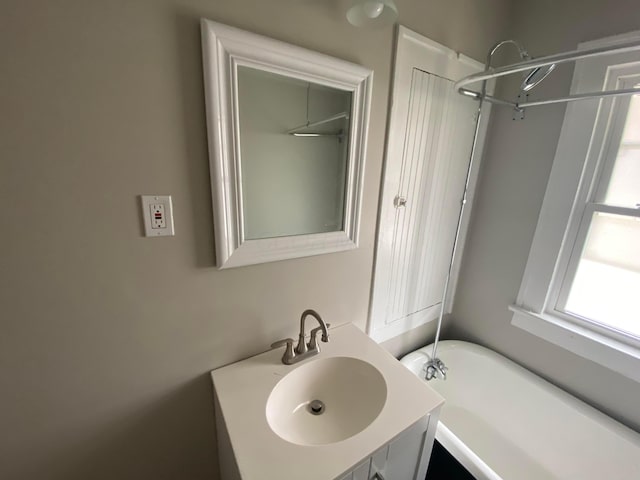 655-657 Frebis Ave, Columbus, OH 43206 - bathroom featuring a bathing tub and vanity