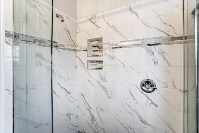 bathroom featuring tiled shower