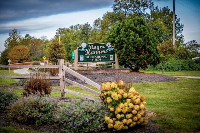 community sign with a yard