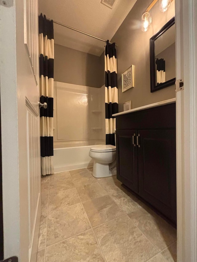 full bathroom featuring vanity, shower / bathtub combination with curtain, a textured ceiling, and toilet