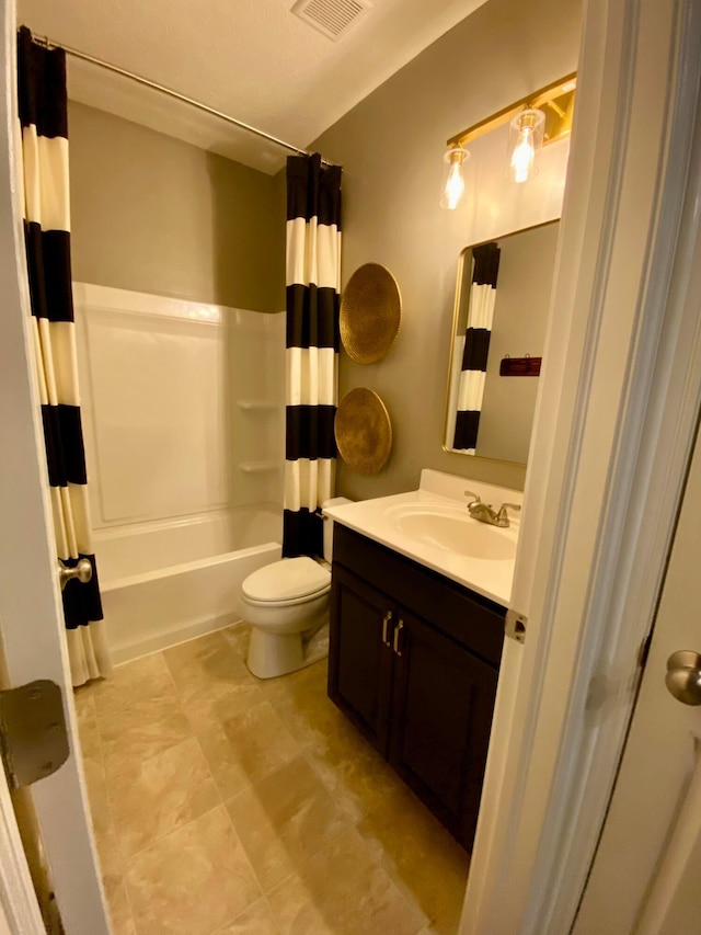 full bathroom with shower / tub combo with curtain, vanity, and toilet