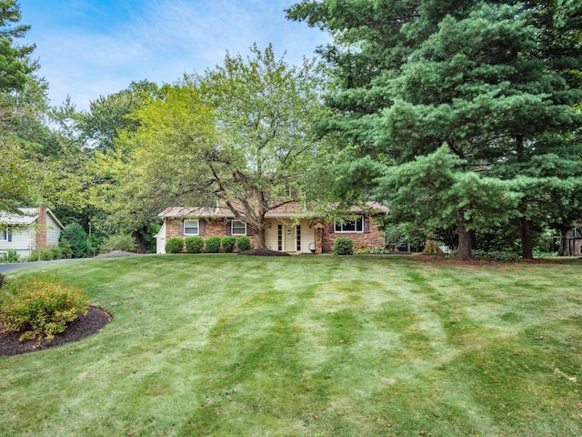 view of front of home featuring a front yard