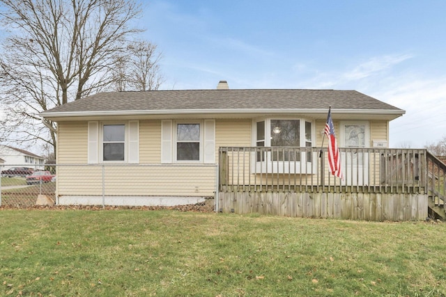 view of front of house featuring a front lawn