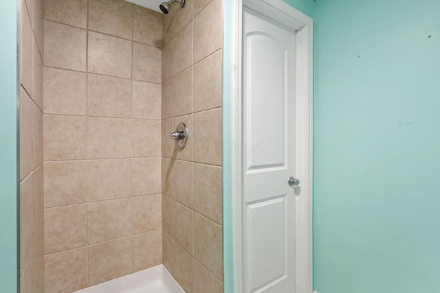 bathroom featuring a tile shower