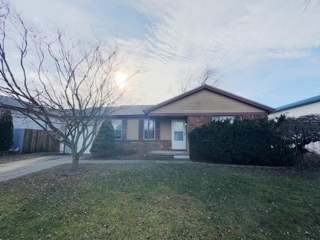 single story home featuring a front lawn