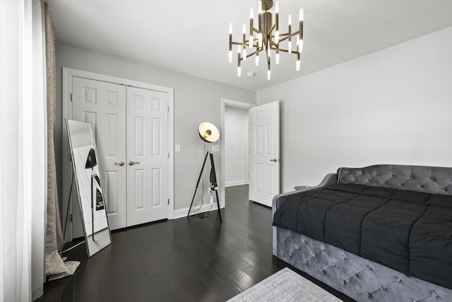 bedroom featuring a chandelier, dark hardwood / wood-style flooring, and a closet