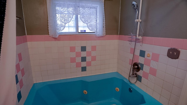 bathroom with tiled shower / bath