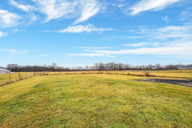 view of yard featuring a rural view