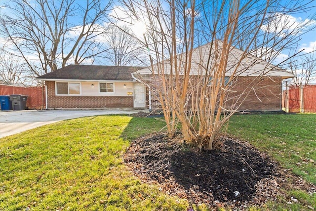 view of front of house featuring a front yard