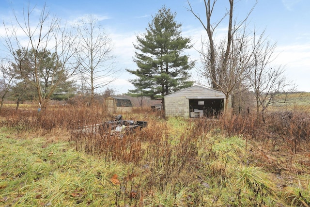 view of yard featuring a rural view and an outdoor structure