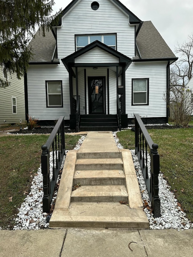 view of front facade featuring a front lawn