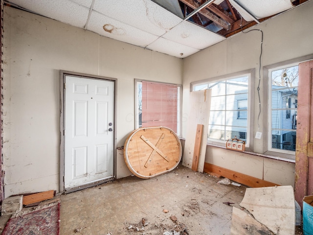 misc room featuring a drop ceiling