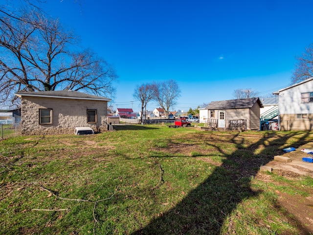 view of yard featuring an outbuilding