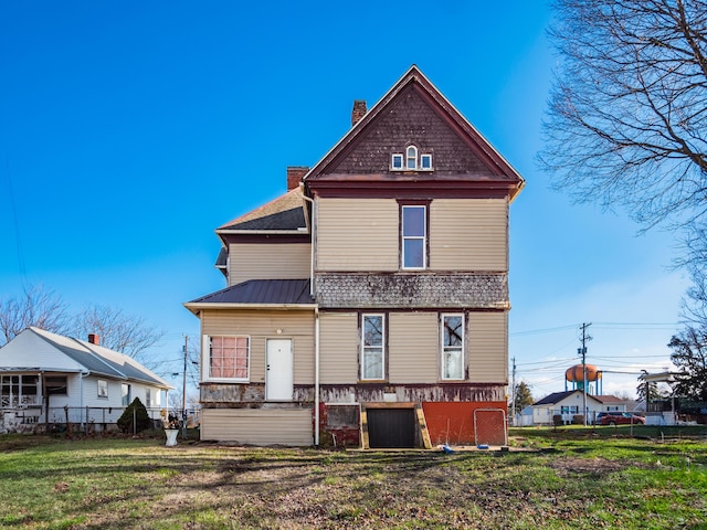 view of front facade with a front yard